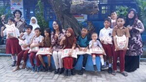 Jelang Libur Idul Fitri 1 Syawal 1446 H SD Negeri 106143 Suka Maju Sunggal Bagikan Sembako dan Bersalaman Saling Memaafkan