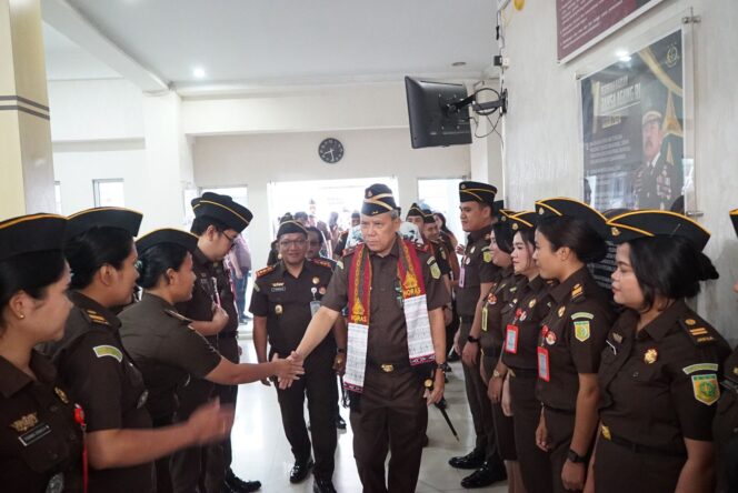 
					Kunker ke Toba, Kajati Sumut Tandatangani Prasasti Perubahan Nama Kejari Toba Samosir jadi Kejari Toba