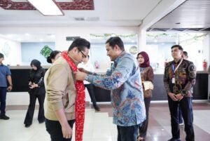 Kedatangan Rico Waas dan Ketua TP PKK Disambut Pengalungan Selempang di Bandara Minangkabau