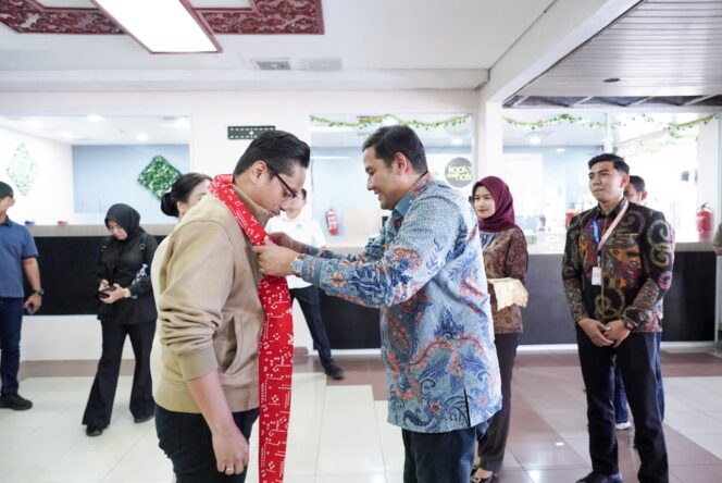 
					Kedatangan Rico Waas dan Ketua TP PKK Disambut Pengalungan Selempang di Bandara Minangkabau