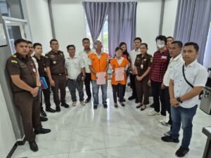 Polres Samosir Serahkan Para Tersangka dan Barang Bukti Dugaan Tindak Pidana Korupsi Dana Desa Sampur Toba ke Kejaksaan