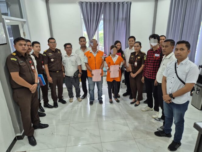 
					Polres Samosir Serahkan Para Tersangka dan Barang Bukti Dugaan Tindak Pidana Korupsi Dana Desa Sampur Toba ke Kejaksaan