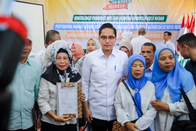 
					Jalankan Program Urban Farming, Rico Waas Serahkan Mandat Kepada Koordinator Kecamatan Tani Merdeka Indonesia