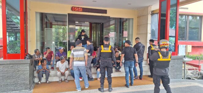 
					Tim Subsatgas Tindak Ops Pekat Toba 2025 Amankan 14 Juru Parkir Liar yang Lakukan Pungli