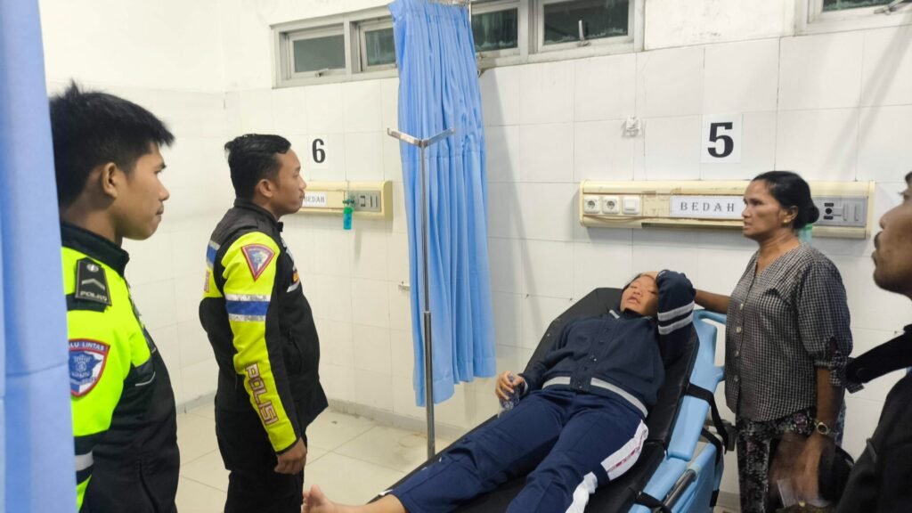 Tak Menunggu Lama Unit personil Lantas Polres Samosir Gerak Cepat Cek TKP dan Bawa Korban