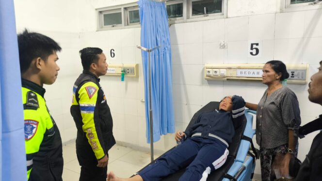 
					Tak Menunggu Lama Unit personil Lantas Polres Samosir Gerak Cepat Cek TKP dan Bawa Korban