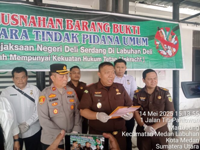 
					Cabjari Labuhan Deli Musnahkan Barang Bukti 363 Perkara, Diantaranya Narkoba dan Mesin Judi