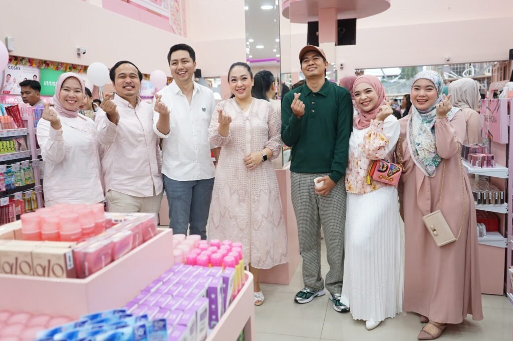 Ketua TP PKK Kota Medan Resmikan Miss Glam USU Store