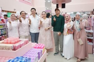 Ketua TP PKK Kota Medan Resmikan Miss Glam USU Store