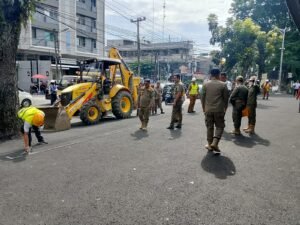 Menyalahi Aturan, Pemko Medan Bongkar Paksa Lahan Parkir Ilegal di Depan Dara Kupi