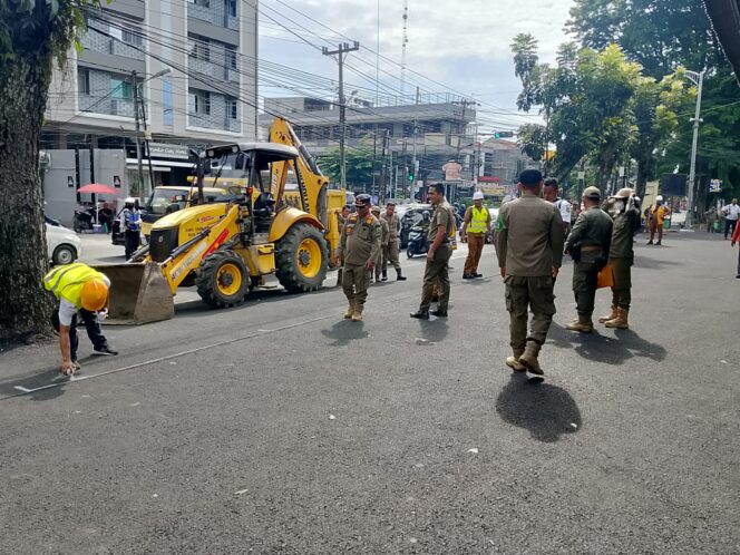 
					Menyalahi Aturan, Pemko Medan Bongkar Paksa Lahan Parkir Ilegal di Depan Dara Kupi