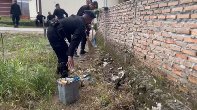 
					Brimob Polda Sumut Tebar Kebaikan, Bersihkan Masjid dan Bagikan Makanan Usai Salat Jumat di Kota Tebing Tinggi