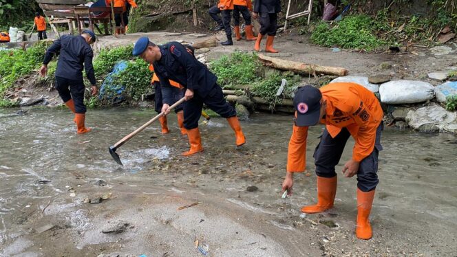 
					Brimob Polda Sumut Bersama BPBD dan Warga Gelar Aksi “Jumat Bersih” Demi Kelestarian Alam Wisata Simalungun