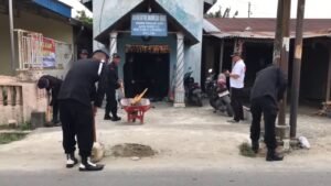 Satuan Brimob Polda Sumut Tunjukkan Toleransi dan Kepedulian Melalui Aksi “Minggu Kasih” di Gereja GBI Tebing Tinggi