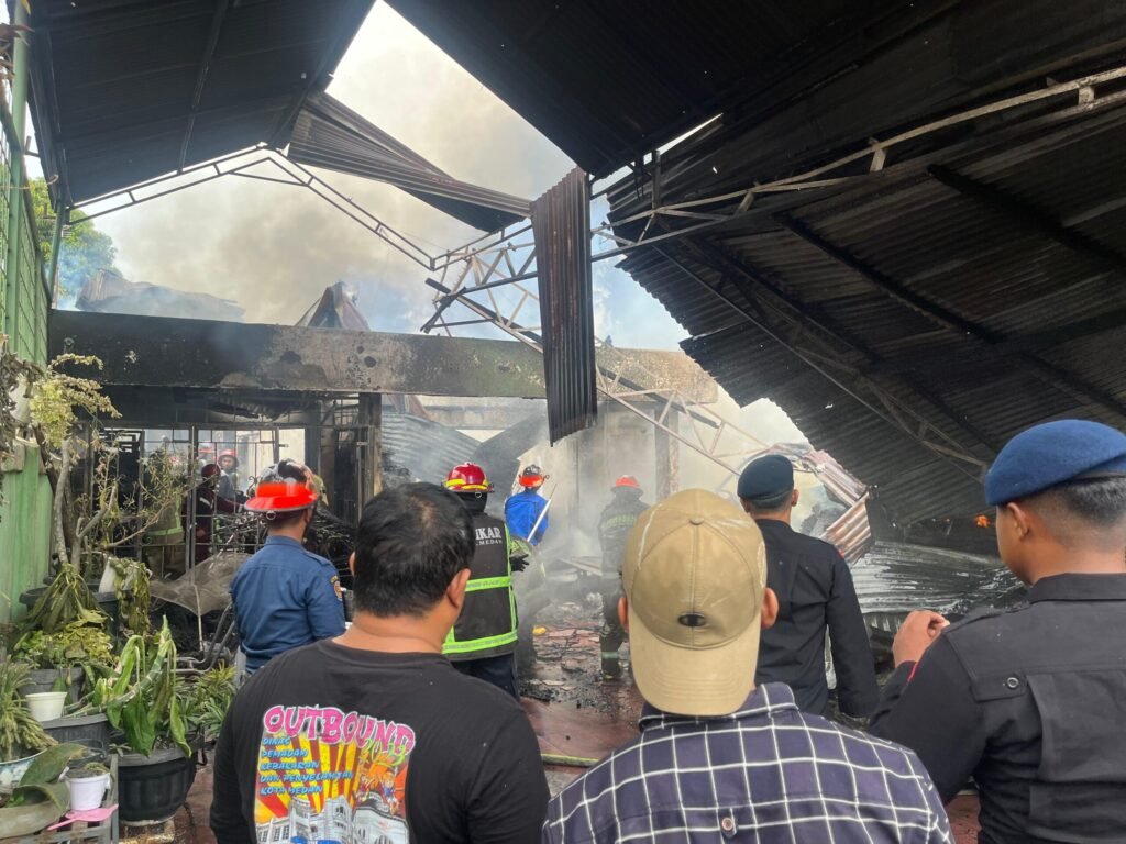 Brimob Polda Sumut Tanggap Cepat Kebakaran di Medan Timur, Dua Rumah dan Satu Gudang Terbakar