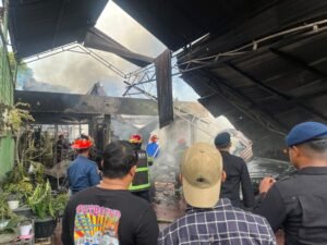 Brimob Polda Sumut Tanggap Cepat Kebakaran di Medan Timur, Dua Rumah dan Satu Gudang Terbakar