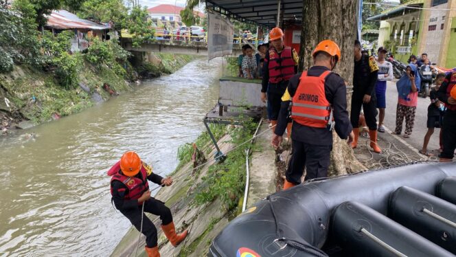 
					Brimob Polda Sumut Respon Cepat: 11 Personel Dikerahkan Cari Korban Hanyut di Sungai Deli