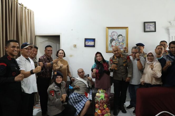 
					Brimob Polda Sumut Peduli, Jenguk Tokoh Karate INKANAS yang Sakit: Wujud Empati dan Penghormatan