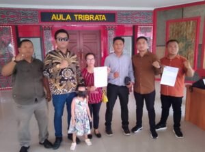 Tim Kuasa Hukum Dalihan Natolu Law Firm Bersama Orang Tua Korban Dugaan Percabulan Mendatangi Poldasu Minta Keadilan