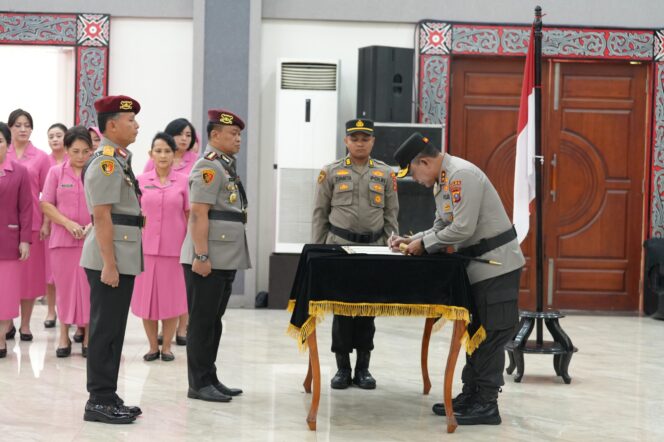 
					Sertijab Dirreskrimum, Kapolda Sumut: Lanjutkan Estafet Kepemimpinan dengan Tanggung Jawab dan Inovasi