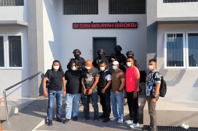 
					DPO Terpidana ESG Alias Godol Berhasil Diamankan Oleh Gabungan Tim Tabur Kejaksaan dan TNI