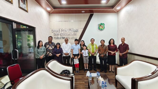 
					Antonius Tumanggor Bawa Siswa Berprestasi Internasional Audensi ke Kadis Pendidikan dan Kebudayaan Kota Medan