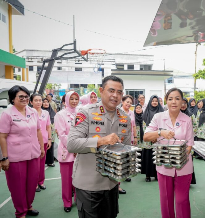 
					Dukung Program Makan Bergizi Gratis, Kapolda Sumut Hadiri Operasional SPPG dan Salurkan Menu Sehat ke SD Kemala Bhayangkari I Medan
