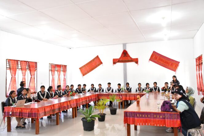 
					Hari Kedua Revalidasi, Assesor UNESCO Geopark Kaldera Toba Kunjungi Sejumlah Geosite di Kabupaten Samosir