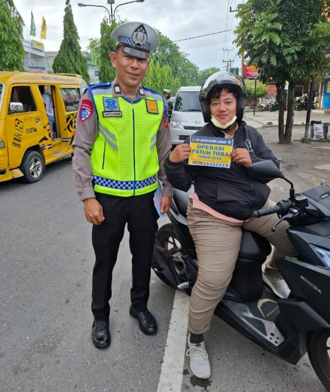 
					Operasi Patuh Toba 2025, Subsatgas Preventif Polres Langkat Melaksanakan Penyuluhan Lalu Lintas