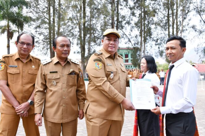 
					Bupati Samosir Serahkan 141 SK PPPK Formasi 2024 : “Jadilah Pelayan Masyarakat yang Profesional dan Inovatif ”