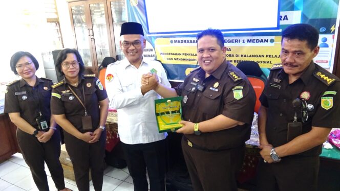 
					Penyuluhan Hukum, Jaksa Ajak Pelajar MAN 1 Medan Hindari Narkoba