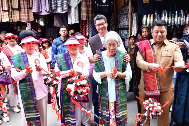 
					Pemkab Samosir Sambut Renovasi Makam Raja Sidabutar, Keluarga Besar Sabam Sirait Diminta Jadi Inspirasi Perantau