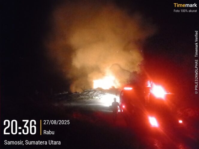 
					Pemkab Samosir Bersama BPBD dan Warga Kendalikan Api di Bukit Burung