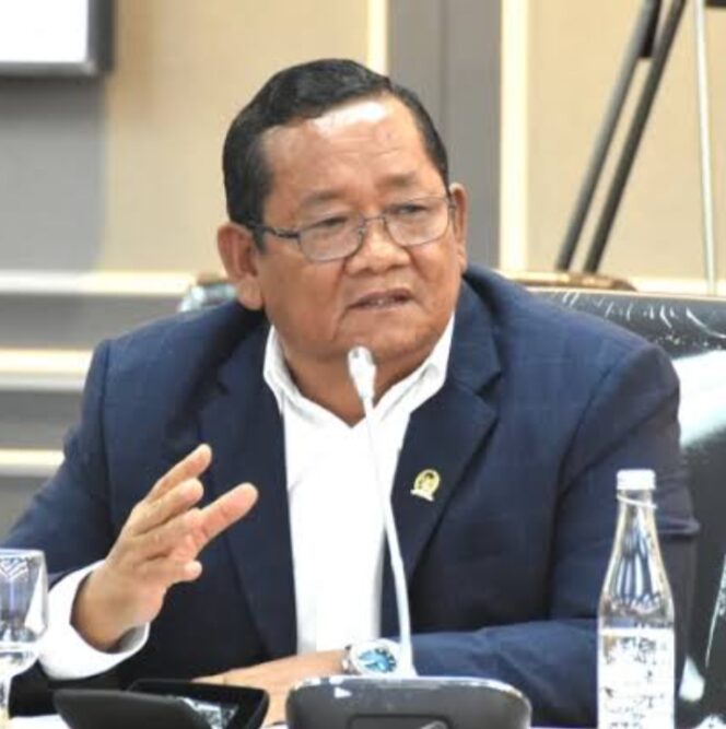 
					Kasus Pemecatan dr. Bilmar Jadi Sorotan Senayan, Rapidin Simbolon: Keputusan Pemkab Samosir Cacat Prosedur