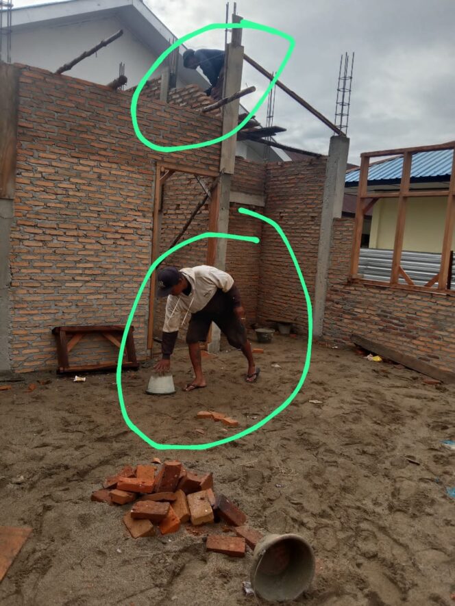 
					Proyek Miliaran di SMP Negeri 3 Pangururan Disorot: Pekerja Abaikan Standar K3