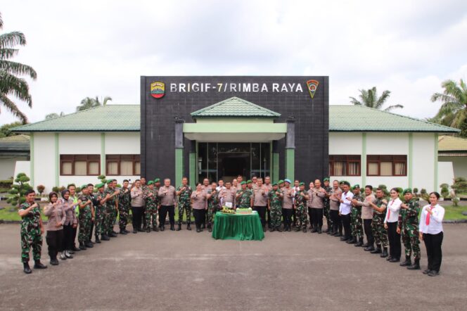 
					HUT TNI Ke-80, PJU Polres Sergai Ucapkan Selamat Serta Berikan Tumpeng
