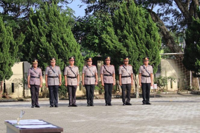 
					Kapolres Sergai Pimpin Upacara Sertijab, Berikan Arahan dan Dukungan Kinerja Aparat Hukum Polri Dimanapun Bertugas