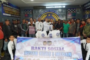 Rutan Kelas I Medan Bagikan 50 Paket Bansos kepada Tukang Becak