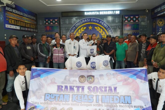 
					Rutan Kelas I Medan Bagikan 50 Paket Bansos kepada Tukang Becak