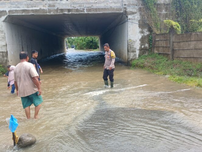 
					Bhabinkamtibma Aiptu Hendra, Bantu Warga Terdampak Banjir di Sei Rampah dan Pematang Ganjang