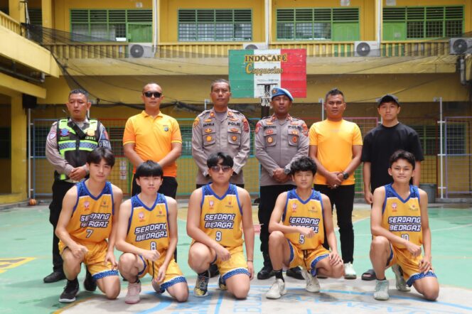 
					Polres Sergai Antusias Ikuti Ceremonial Turnamen Basket Kapolda Sumut Cup, Kapolsek Beri Semangat Tim agar Tak Gentar