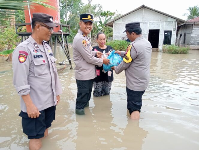 
					Polres Sergai Hadir Turut Bantu Korban Banjir di Pekan, Desa Tanjung Beringin