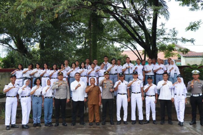 
					Kapolres Tapteng Imbau Ratusan Pelajar SMKN 3 Sibolga ; Jauhi Narkoba dan Taati Hukum di Sekolah dan Jalan Raya