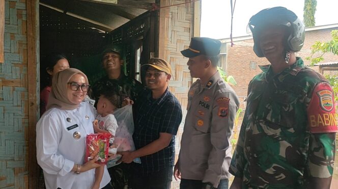
					Sinergitas TNI-POLRI dan Pemerintah, Bagikan Bantuan Sosial untuk Warga Terdampak Banjir di Desa Mangga Dua dan Desa Bagan Kuala