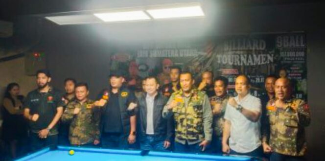 
					Ketua Govindo Tarigan dan Sekjen DPD Satgas GRIB Sumut Buka Turnamen Biliar di Cue Ball jalan Sei Belutu No 35 Medan