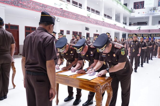 
					Lantik 5 Asisten dan 15 Kajari, Kajatisu Harli Siregar: “Layani Kebutuhan Hukum Di Masyarakat Dengan Penuh Integritas