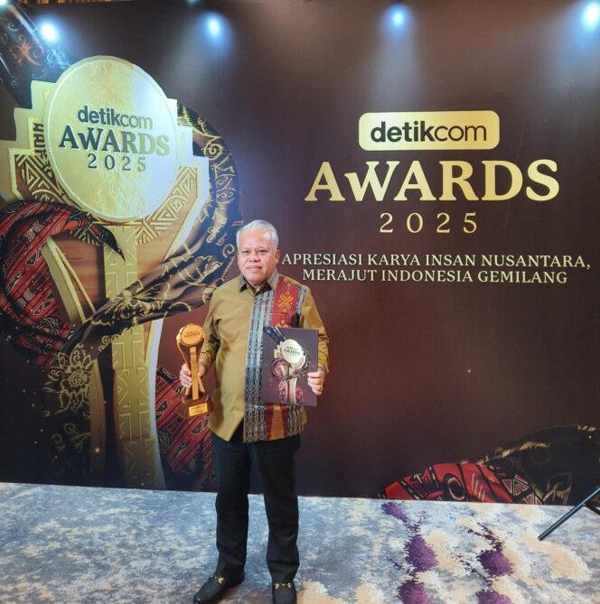 
					Dr.Harli Siregar Terima Penghargaan Detikcom Award Sebagai Tokoh Pendorong Keterbukaan Informasi Lembaga Hukum