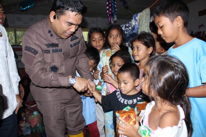 
					Adhyaksa Peduli Korban Banjir Madina, Plt Kajari Yos Ajak Pulihkan Keadaan Bersama Mandailing Natal
