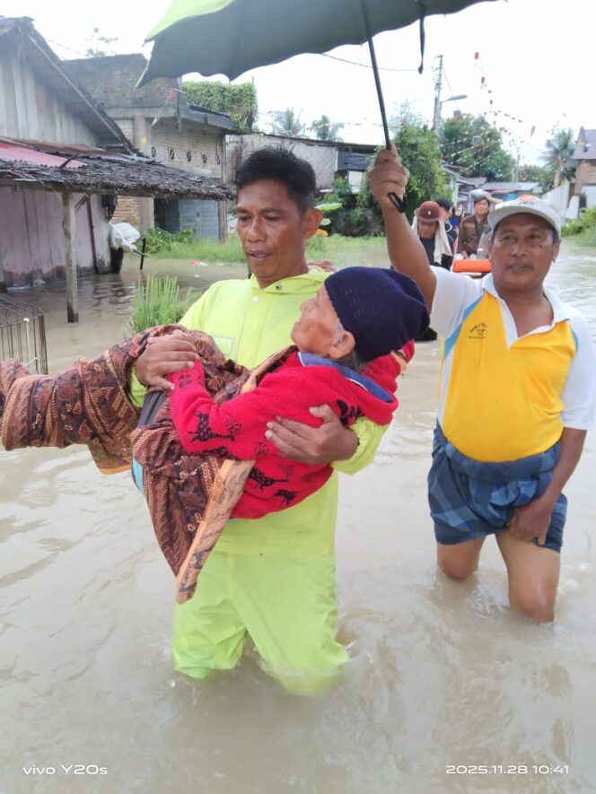 
					Aksi Heroik Bhabinkamtibmas Polsek Firdaus di Tengah Banjir Sergai