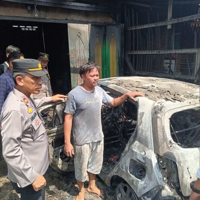 
					Satu Unit Mobil Hangus Terbakar, Polri dan Warga Sigap Padamkan Api di Sei Rampah